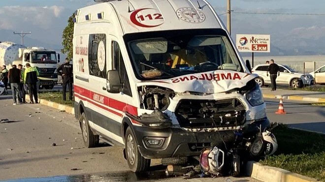 Feci kaza... Ambulans ile motosiklet çarpıştı