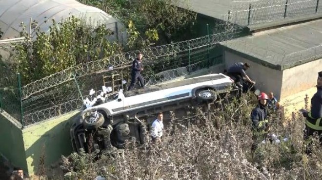 Feci kaza: Servis minibüsü şarampole yuvarlandı