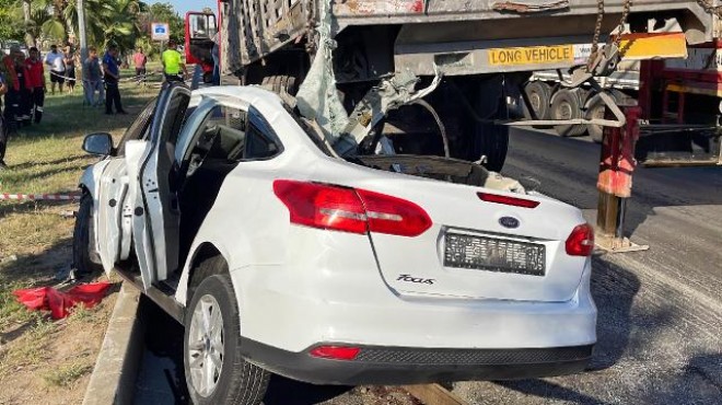 Feci kazada otomobil tıra çarptı: 4 ölü