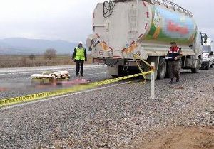 Manisa da feci ölüm: Yem kamyonunu altında kaldı!
