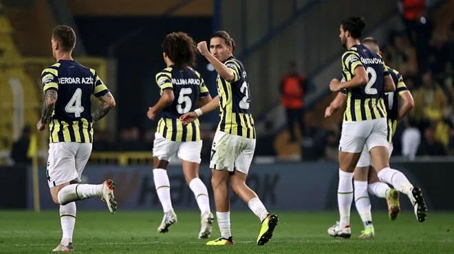 Fenerbahçe 3-0 dan geri döndü, liderliği korudu