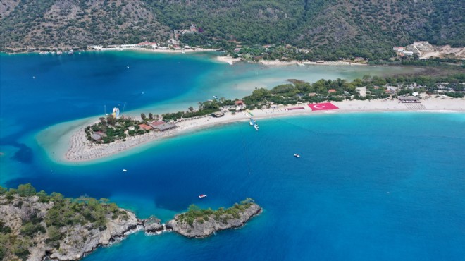Fethiye de sahile bin metrekarelik Türk bayrağı açıldı