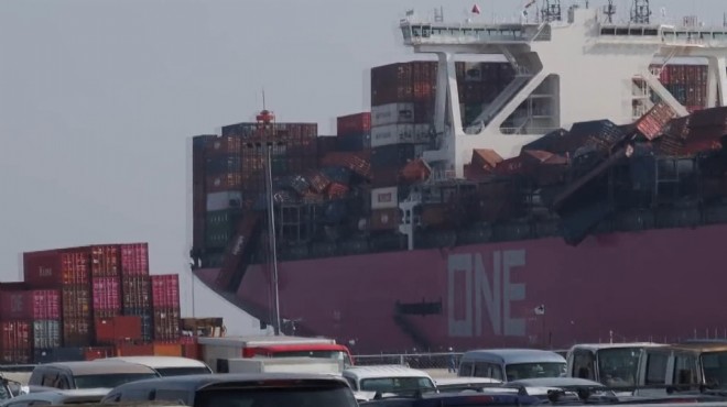 Fırtınaya yakalanan kargo gemisindeki iki bin konteyner devrildi
