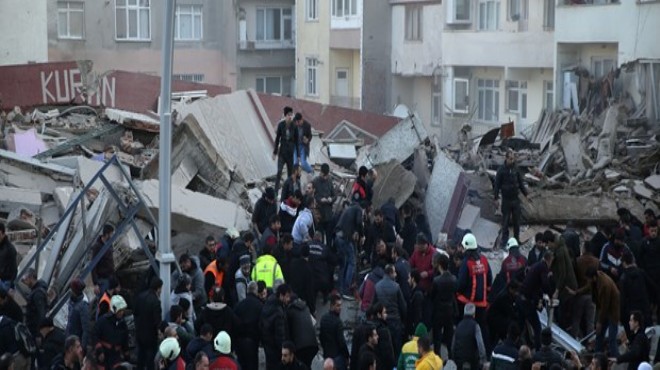 Flaş! İstanbul da bina çöktü: 2 ölü, 17 yaralı