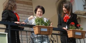 Gaziemir’de balkonlar çiçek açıyor