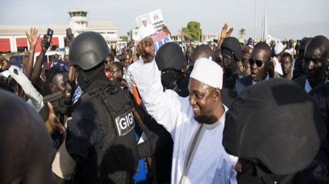 Gambiya nın yeni devlet başkanı ülkesine döndü