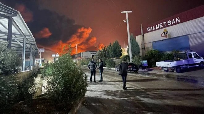 Geceyi alevler aydınlattı... Adana da fabrika yangını!