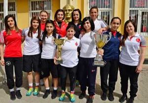 İzmir’in güreşçi kızları yüzünü olimpiyata çevirdi 