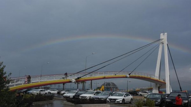 İzmir de o an: Gökkuşağı köprü ile bütünleşti
