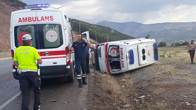 Hasta taşıyan ambulans devrildi: 4 yaralı!