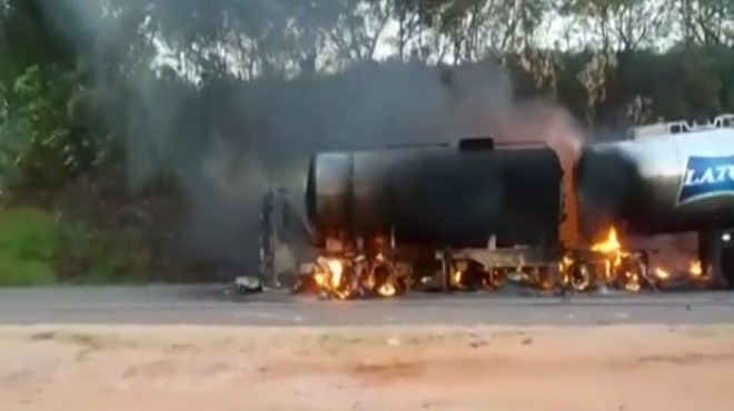 Hasta taşıyan otobüs tankerle çarpıştı: 20 ölü