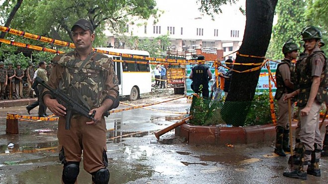 Hindistan da askeri üsse saldırı: 17 ölü