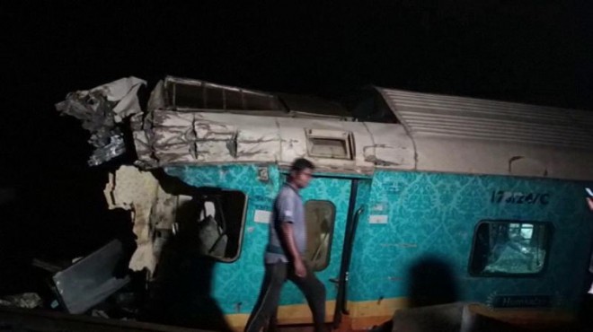 Hindistan da tren kazası: En az 50 ölü