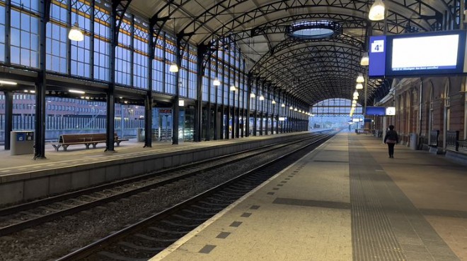 Hollanda da demir yolu çalışanları greve gitti