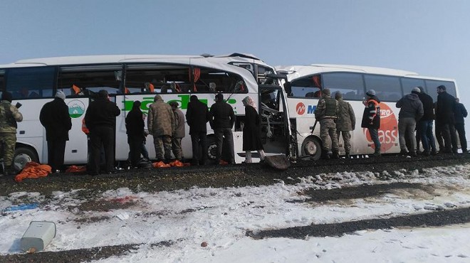 İki yolcu otobüsü çarpıştı: 8 ölü, 14 yaralı