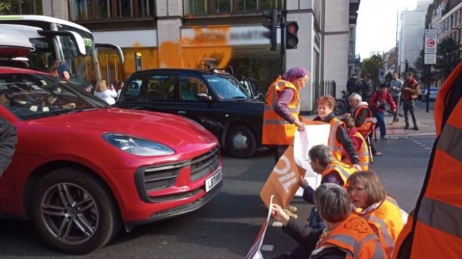 İklim aktivistleri lüks araç galerisine saldırdı