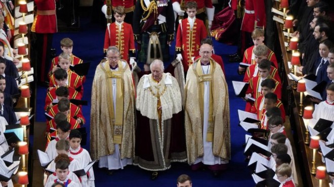 İngiltere de 70 yıl sonra taç giyme töreni: Charles tacına kavuşuyor!