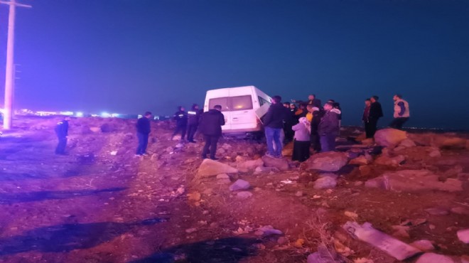İnşaat işçilerini taşıyan minibüs tarlaya uçtu: 15 yaralı