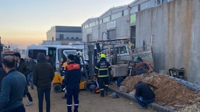İşçi servisi kamyonete çarptı: 2 işçi öldü, 3 yaralı