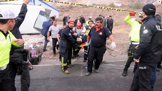 İşçileri taşıyan midibüs devrildi: 20 yaralı