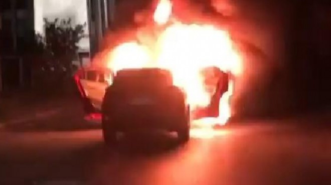 İsrail i protesto için otomobilini ateşe verdi