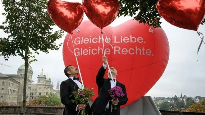 İsviçre de çoğunluk eşcinsel evliliği onayladı