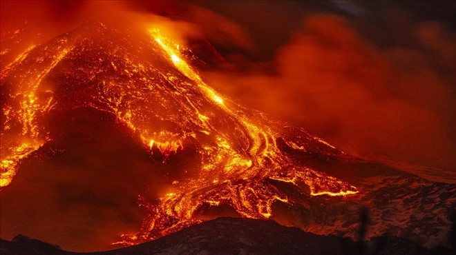 İtalya da Etna yanardağı yeniden faaliyete geçti