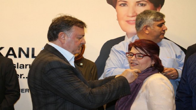 İYİ Parti İzmir de tören: Başkan Ulupınar rozetleri taktı