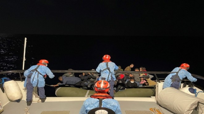 İzmir açıklarına geri itilen 75 göçmen kurtarıldı