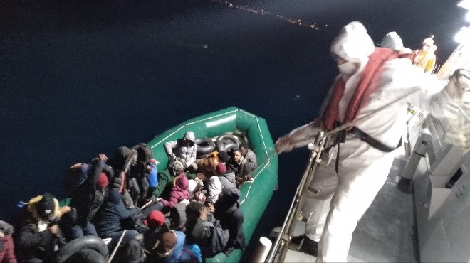 İzmir açıklarına itilen 63 göçmen kurtarıldı!