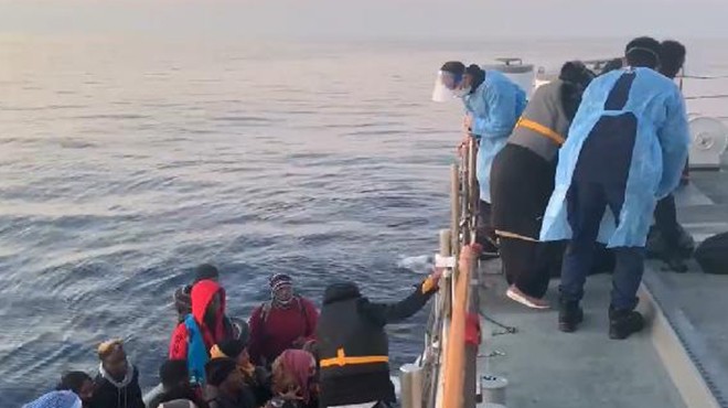İzmir açıklarında 28 göçmen kurtarıldı!