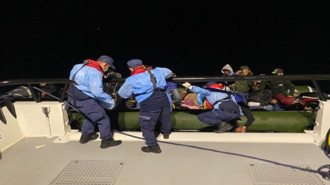 İzmir açıklarında 28 göçmen yakalandı