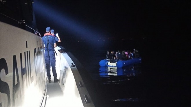 İzmir açıklarında hareketli gece... 143 göçmen kurtarıldı!