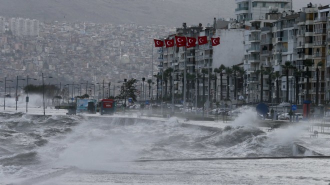 İzmir de  100 kilometre  kabus! Denizle kara birleşti... Fırtına ne zaman bitecek?