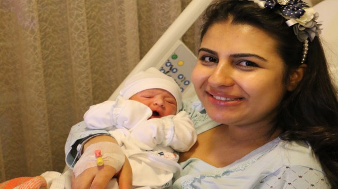 İzmir’de 2017’nin ilk bebeği Ozan Ali