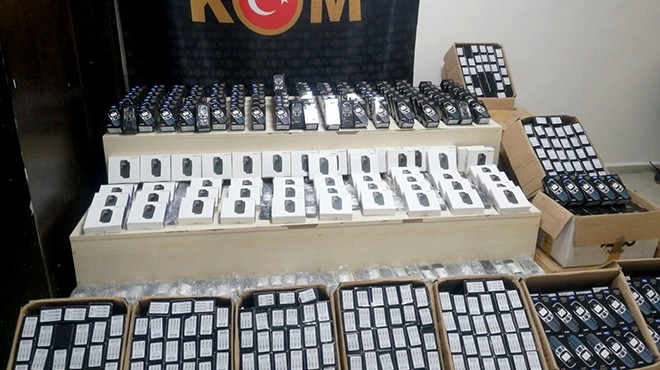 İzmir de 3 bin 810 kaçak cep telefonu ele geçirildi