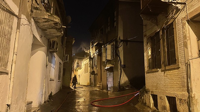 İzmir de 3 katlı ev küle döndü