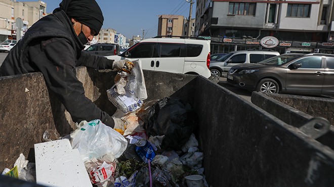 İzmir de 65 yaşındaki kadın çöpte umut arıyor!