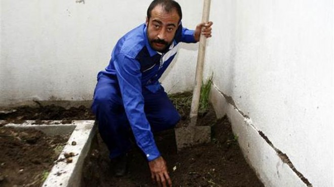 İzmir’de apartman bahçesinde kemik parçaları bulundu