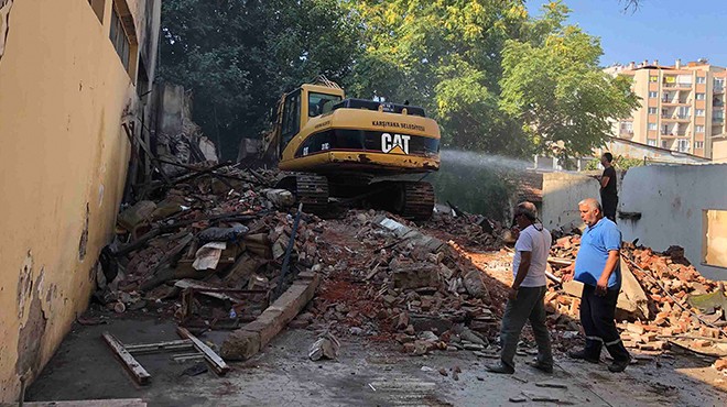 İzmir de bir ilçeyi illallah ettiren bina yıkıldı!