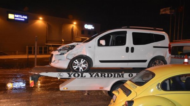 İzmir’de buzlanma nedeniyle 7 araç birbirine girdi!
