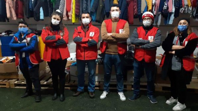 İzmir de çadır kentteki depremzedelere eğitimcilerden destek