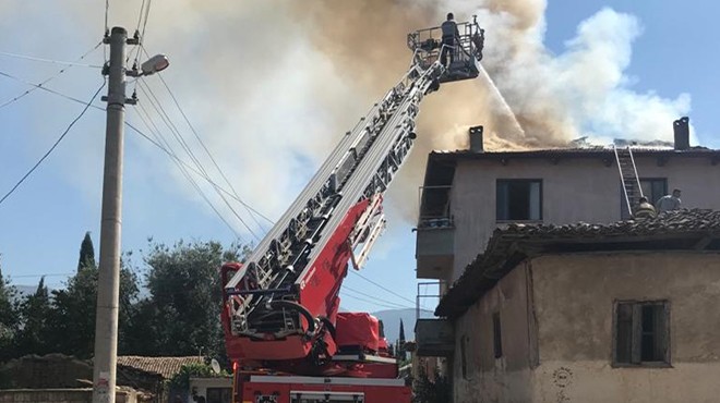 İzmir de çatı yangını hasara neden oldu