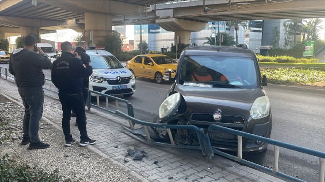 İzmir de çekiciden düşen araçta hasar oluştu