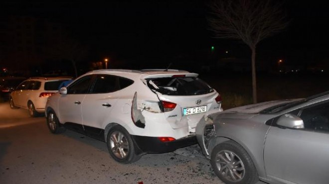 İzmir de çifte zincirleme kaza: 14 araç hasarlı!