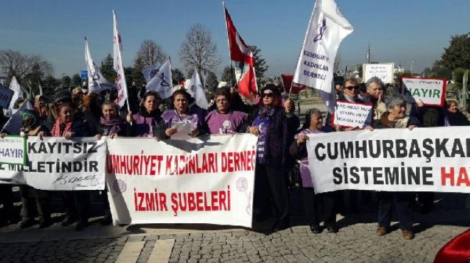 İzmir de Cumhuriyet Kadınları ndan anayasa değişikliği tepkisi