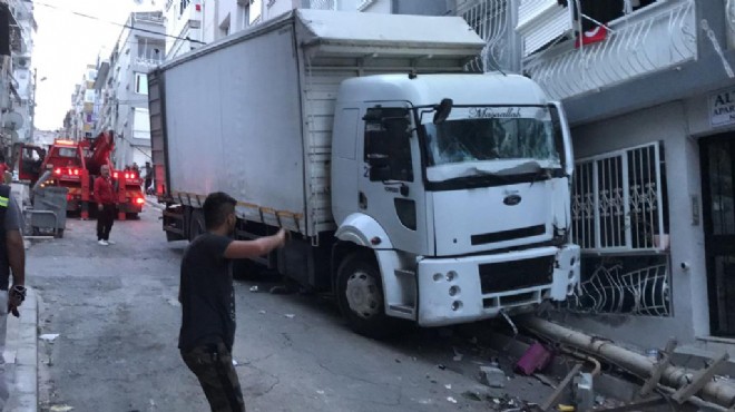 İzmir de dehşet... Sürücüsüz kamyon apartmana daldı!