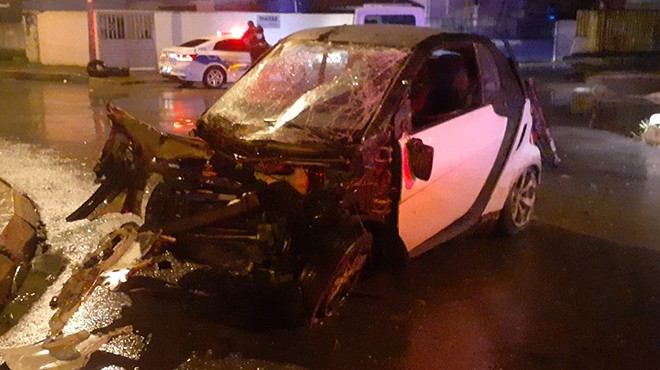 İzmir de devrilen otomobil hurdaya döndü, 2 kişi yaralandı!