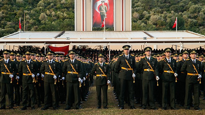 İzmir de eğitimini tamamlayan 2 bin 136 teğmen mezun oldu