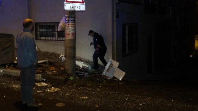 İzmir de bir mahalleye kabus yaşatan adam... Evi yaktı, alevlerin içinde sigara yaktı!